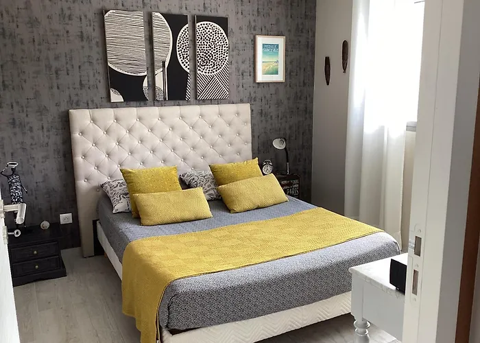 Face A La Baie Homestay Sallenelles