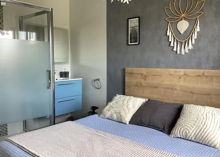 Face A La Baie Homestay *